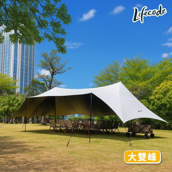 【LIFECODE】大雙峰黑膠天幕(900x500cm)(附營柱/營釘)-米色 12330213 LIFECODE,戶外露營用品,天幕,客廳帳,戶外用品,露營用品,折疊桌椅,烤肉架,帳篷,睡墊,OUTDOOR,CAMPING,INTEX,車中床,充氣床,戲水用品,車泊