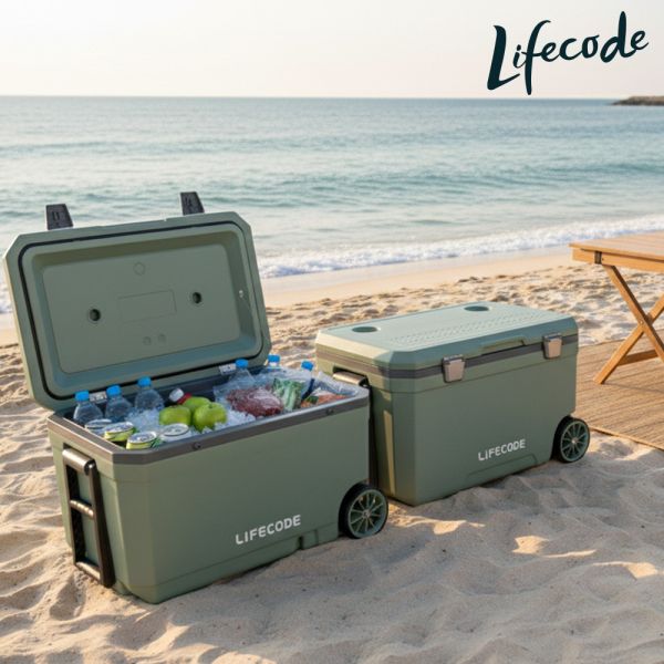 【LIFECODE】冰島霸主-拉輪式70L保冰桶/有杯架-附2個冰磚-軍綠灰12300414 保冰桶、70L冰桶、拉輪式冰桶、釣魚冰桶、長效保冷、大容量冰桶、戶外保冰、露營冰桶、商用冰桶、保冷箱、行動冰庫、冰島冰桶、保溫桶、LIFECODE冰桶、野餐保冰、移動冰箱、冰磚組、戶外釣魚裝備