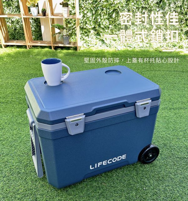 【LIFECODE】冰島-拉輪式45L保冰桶/有杯架-附2個冰磚-2色可選 12300324/5 LIFECODE,戶外用品,LIFECODE生活密碼戶外用品生活館 ,帳篷,折疊桌椅,鋁合金,車尾帳,速搭帳INTEX,露營,露營區,露營裝備,露營生活,露營美學,outdoor,camping,帳篷,露營小物,保冰桶