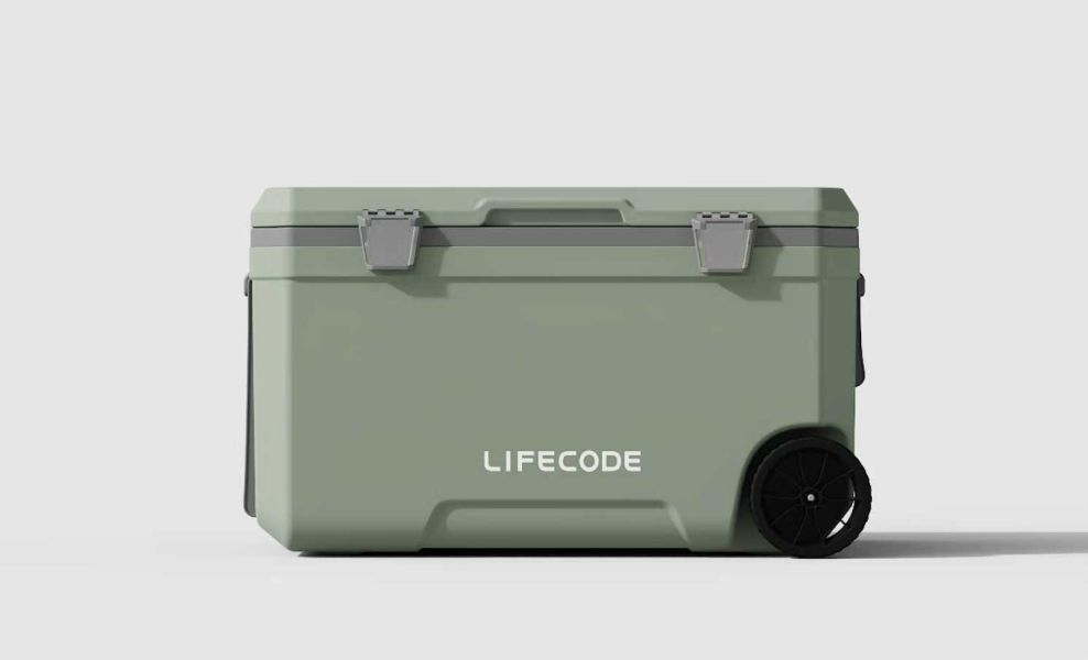 【LIFECODE】冰島霸主-拉輪式70L保冰桶/有杯架-附2個冰磚-軍綠灰12300414 保冰桶、70L冰桶、拉輪式冰桶、釣魚冰桶、長效保冷、大容量冰桶、戶外保冰、露營冰桶、商用冰桶、保冷箱、行動冰庫、冰島冰桶、保溫桶、LIFECODE冰桶、野餐保冰、移動冰箱、冰磚組、戶外釣魚裝備