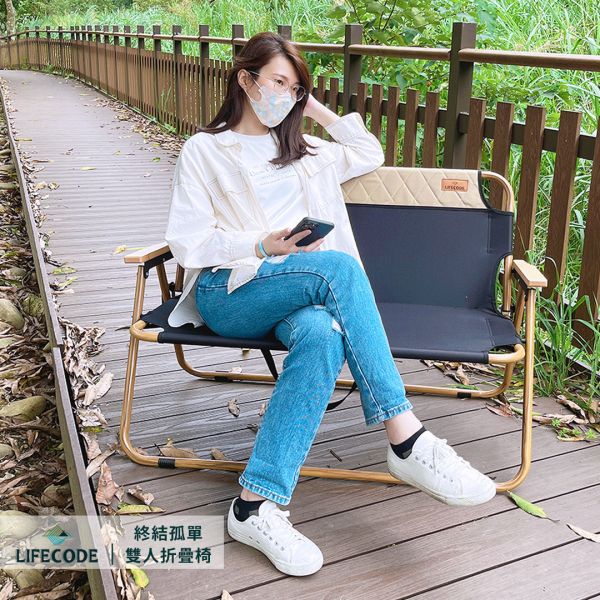 【LIFECODE】終結孤單雙人折疊椅/武椅(提袋裝)-軍綠/沙色 13020184/7 LIFECODE,戶外用品,LIFECODE生活密碼戶外用品生活館,帳篷,折疊桌椅,鋁合金,車尾帳,速搭帳INTEX,露營,露營區,露營裝備,露營生活,露營美學,outdoor,camping,帳篷,露營小物,客廳帳