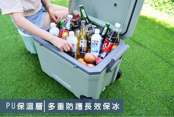 【LIFECODE】冰島霸主-拉輪式70L保冰桶/有杯架-附2個冰磚-軍綠灰12300414 保冰桶、70L冰桶、拉輪式冰桶、釣魚冰桶、長效保冷、大容量冰桶、戶外保冰、露營冰桶、商用冰桶、保冷箱、行動冰庫、冰島冰桶、保溫桶、LIFECODE冰桶、野餐保冰、移動冰箱、冰磚組、戶外釣魚裝備
