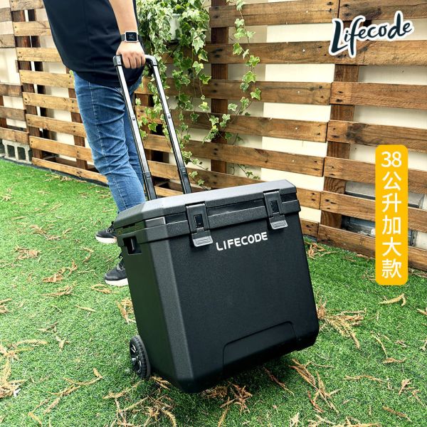 【LIFECODE】冰酷-拉桿式38L加大款/保冰桶/有杯架-附2個冰磚-酷黑色 12300368 LIFECODE,戶外用品,LIFECODE生活密碼戶外用品生活館 ,帳篷,折疊桌椅,鋁合金,車尾帳,速搭帳INTEX,露營,露營區,露營裝備,露營生活,露營美學,outdoor,camping,帳篷,露營小物,客廳帳,睡墊,充氣床