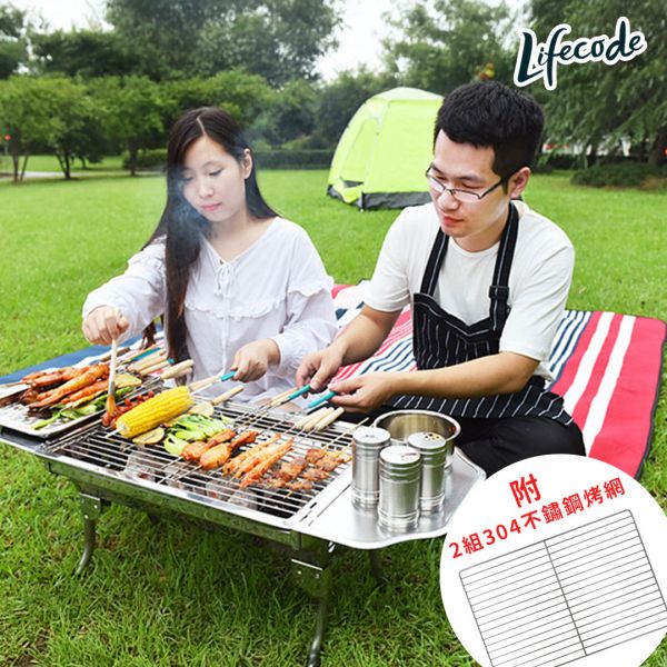 特價組合【LIFECODE】便攜式不鏽鋼烤肉架-附置物板x2+附2組304不鏽鋼烤網 12410202 LIFECODE 烤肉架、便攜式烤肉爐、不鏽鋼烤網、304烤網、小型烤肉架、露營烤肉神器、調料台烤肉爐、戶外烤肉用品、輕巧烤爐、野炊烤肉組
