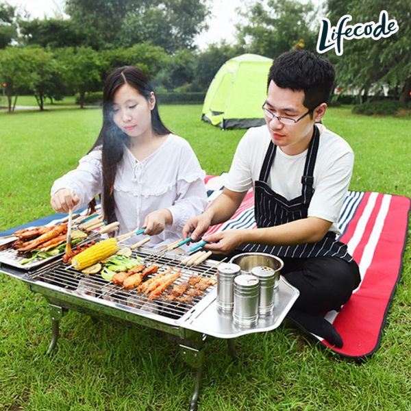 【LIFECODE】便攜式不鏽鋼烤肉架(304不鏽鋼烤網)-附調料台x2 12410200 LIFECODE 烤肉架、便攜式烤肉爐、不鏽鋼烤網、304烤網、小型烤肉架、露營烤肉神器、調料台烤肉爐、戶外烤肉用品、輕巧烤爐、野炊烤肉組