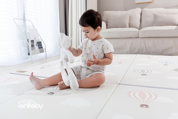 ianbaby® ２in１ 韓製兒童折疊墊 (漂浮熱氣球) 伊恩寶貝,ianbaby,伊恩寶貝地墊,ianbaby地墊,兒童地墊,地墊推薦,韓國地墊,寶寶地墊,厚地墊,遊戲地墊,嬰兒爬行墊,嬰兒地墊,嬰兒地墊床,新生兒地墊,四折地墊,寶寶安全地墊,寶寶折疊地墊