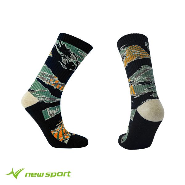 newsport 鈕斯勃 休閒運動長襪【NS x ATPC 聯名款】L 25-28cm 除臭襪 台灣製造 newsport ATPC 聯名襪, 鈕斯勃運動襪, 台灣製迷彩襪, 抗菌除臭長襪, 潮流休閒襪, ATPC迷彩襪推薦, 精梳棉襪子, 街頭風襪款, LYCRA機能襪, 避震運動襪