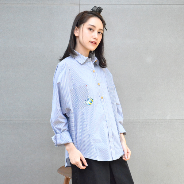 胸章細紋圓擺襯衫(共2色) 休閒服,舒適,刺繡,台灣設計,台灣製造,文青,文創設計,刺蝟,戶外休閒