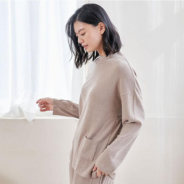 柔軟細緻羊絨半高領上衣-共2色