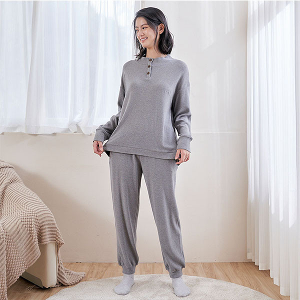 柔軟細緻羊絨半開襟上衣-共2色