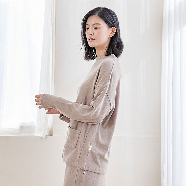 柔軟細緻羊絨半高領上衣-共2色