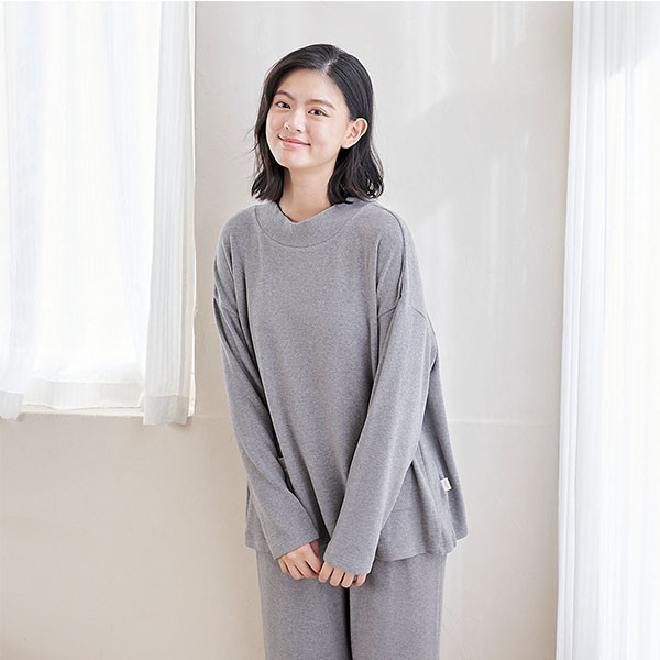 柔軟細緻羊絨半高領上衣-共2色