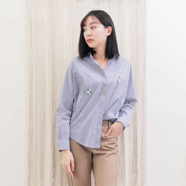 胸章細紋圓擺襯衫(共2色) 休閒服,舒適,刺繡,台灣設計,台灣製造,文青,文創設計,刺蝟,戶外休閒