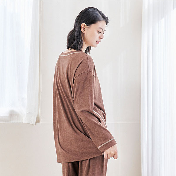 柔軟蠶絲布側口袋造型上衣-共2色 