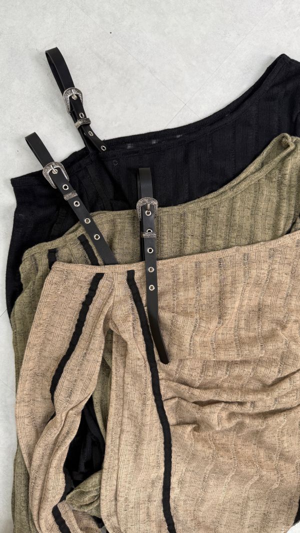 皮革肩帶針織造型衣 