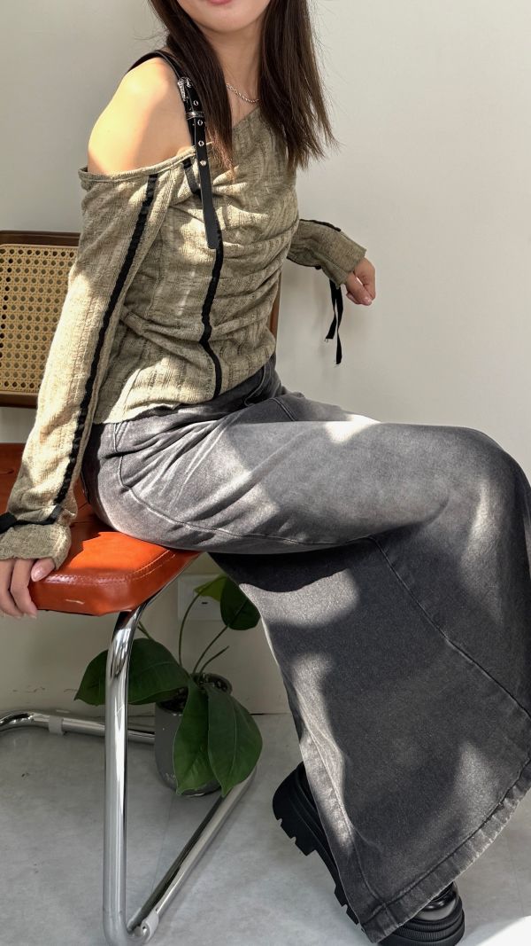 皮革肩帶針織造型衣 