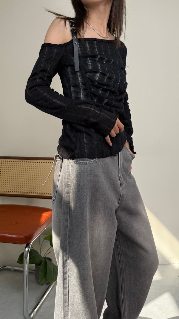 皮革肩帶針織造型衣 