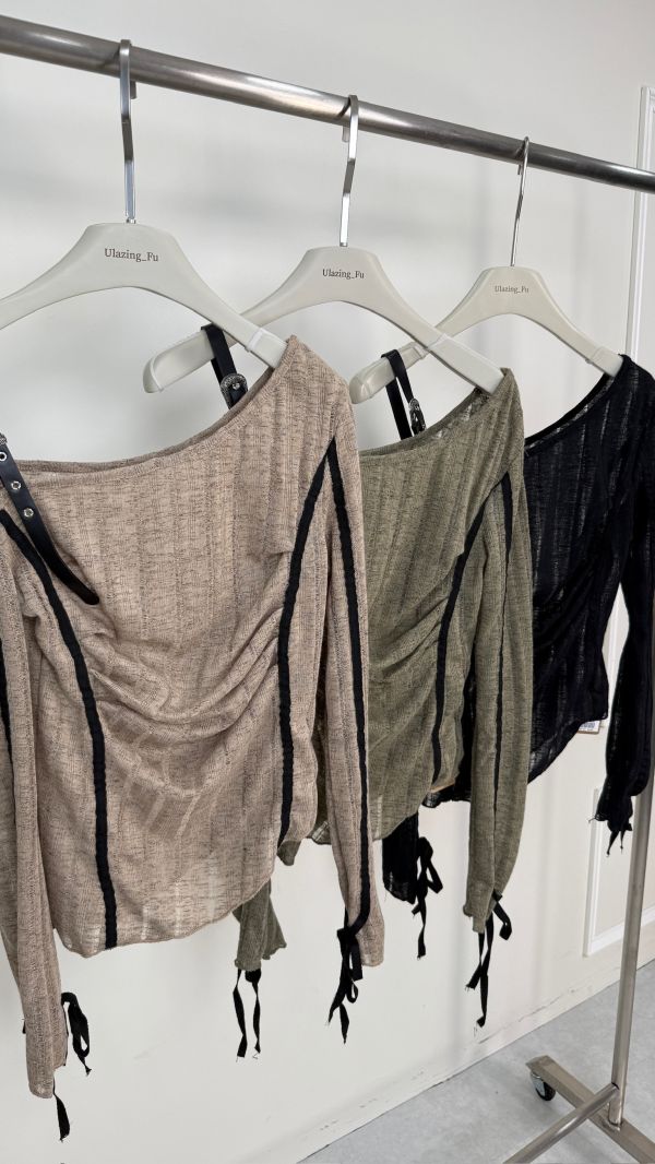 皮革肩帶針織造型衣 