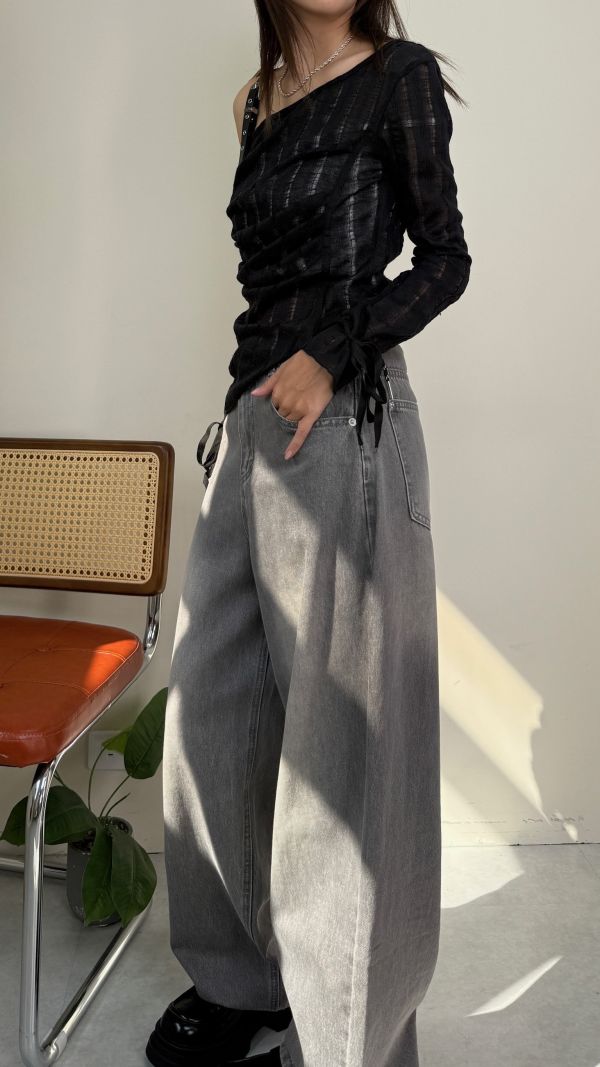 皮革肩帶針織造型衣 