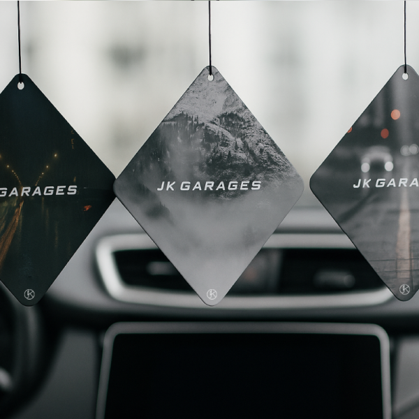 JKGARAGES 車用香氛片｜提升車內空間的清新芳香 車內香氛推薦,車內除味香片,精品香氛掛片,中性香味車用,木質調香氛,車用香氛片,車用芳香片,室內芳香片,芳香吊飾,除臭香片,衣櫥專用香氛片推薦,持久香味的芳香吊飾,多用途除臭香片,汽車香片