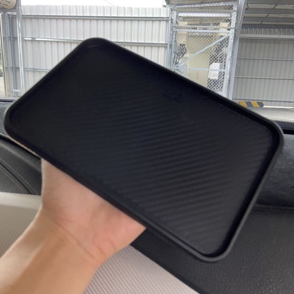 碳纖維車用防滑墊｜中控止滑墊 手機置物墊｜耐高溫硅膠 車內防滑收納神器 車用防滑墊,碳纖維止滑墊,汽車中控止滑墊,車內手機置物墊,硅膠防滑墊,車用收納墊,車內止滑墊,耐高溫防滑墊,儀表台墊,車用小物收納