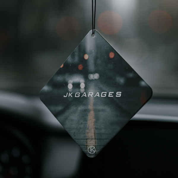 JKGARAGES 車用香氛片｜提升車內空間的清新芳香 車內香氛推薦,車內除味香片,精品香氛掛片,中性香味車用,木質調香氛,車用香氛片,車用芳香片,室內芳香片,芳香吊飾,除臭香片,衣櫥專用香氛片推薦,持久香味的芳香吊飾,多用途除臭香片,汽車香片