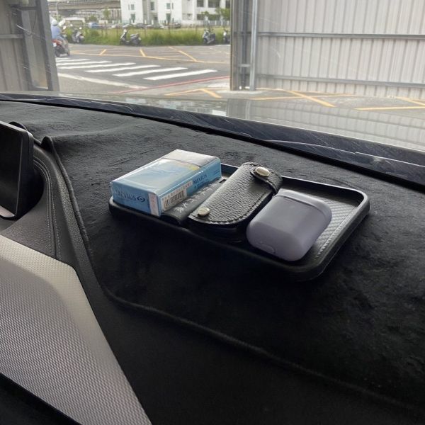 碳纖維車用防滑墊｜中控止滑墊 手機置物墊｜耐高溫硅膠 車內防滑收納神器 車用防滑墊,碳纖維止滑墊,汽車中控止滑墊,車內手機置物墊,硅膠防滑墊,車用收納墊,車內止滑墊,耐高溫防滑墊,儀表台墊,車用小物收納
