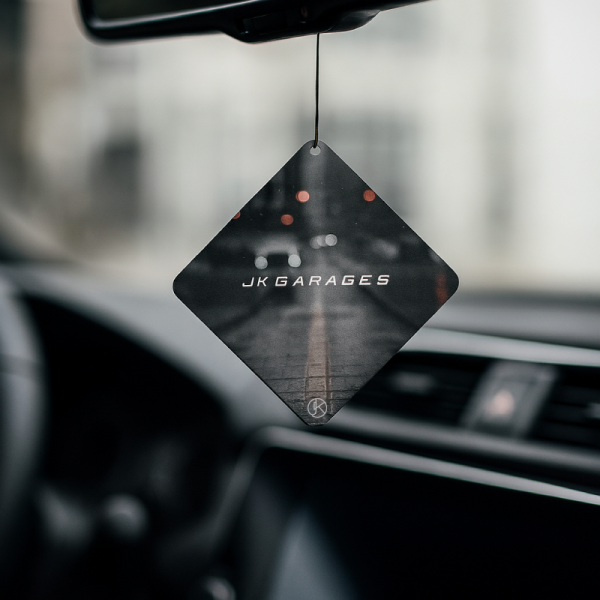 JKGARAGES 車用香氛片｜提升車內空間的清新芳香 車內香氛推薦,車內除味香片,精品香氛掛片,中性香味車用,木質調香氛,車用香氛片,車用芳香片,室內芳香片,芳香吊飾,除臭香片,衣櫥專用香氛片推薦,持久香味的芳香吊飾,多用途除臭香片,汽車香片