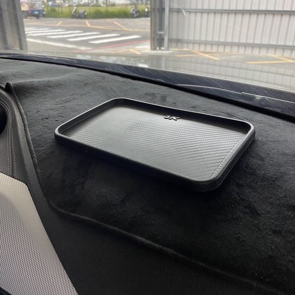 碳纖維車用防滑墊｜中控止滑墊 手機置物墊｜耐高溫硅膠 車內防滑收納神器 車用防滑墊,碳纖維止滑墊,汽車中控止滑墊,車內手機置物墊,硅膠防滑墊,車用收納墊,車內止滑墊,耐高溫防滑墊,儀表台墊,車用小物收納