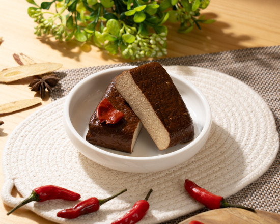 爆汁大豆乾（辣味） 爆汁豆乾
爆汁豆乾原味
爆汁豆乾辣味
多汁豆乾
濕潤滷製豆乾
麻辣滷豆乾
濃香豆乾
三日滷製豆乾
入味濕潤豆乾
豆乾小吃推薦
原味豆乾美食
辣味豆乾推薦
滷味豆乾
濃郁滷製豆乾
爆汁辣豆乾
豆乾下酒菜
零食豆乾推薦
滷製豆乾批發
台式滷製豆乾
手工滷製豆乾