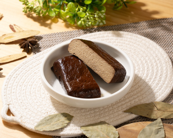 爆汁大豆乾（原味） 爆汁豆乾
爆汁豆乾原味
爆汁豆乾辣味
多汁豆乾
濕潤滷製豆乾
麻辣滷豆乾
濃香豆乾
三日滷製豆乾
入味濕潤豆乾
豆乾小吃推薦
原味豆乾美食
辣味豆乾推薦
滷味豆乾
濃郁滷製豆乾
爆汁辣豆乾
豆乾下酒菜
零食豆乾推薦
滷製豆乾批發
台式滷製豆乾
手工滷製豆乾