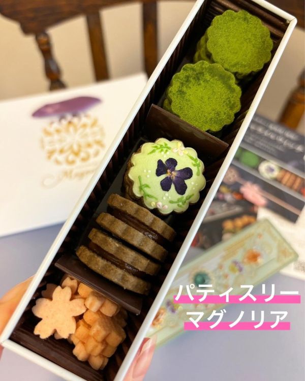 綠寶石緣結茶香 MAGNOLIA 宝塚三色堇 小花餅乾 鑽石餅乾 寶石盒 伴手禮 美寶塚 MAGNOLIA,宝塚三色堇,小花餅乾,鑽石餅乾,紅寶石盒,伴手禮,美寶塚,兔瑪星日本選物店