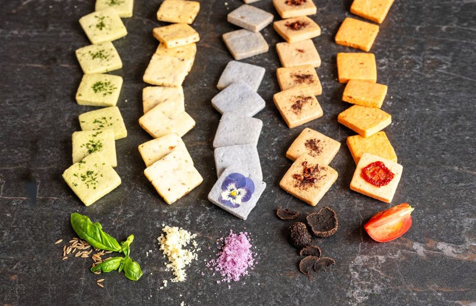 藍寶石法式鹹餅乾 MAGNOLIA 宝塚三色堇 小花餅乾 鑽石餅乾 寶石盒 伴手禮 美寶塚 MAGNOLIA,宝塚三色堇,小花餅乾,鑽石餅乾,紅寶石盒,伴手禮,美寶塚,兔瑪星日本選物店