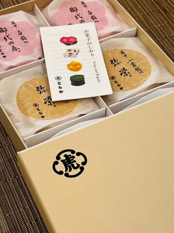 虎屋 豆沙最中 紅豆最中（短效期商品） 虎屋,兔瑪星日本選物店,豆沙最中,彌榮,紅豆最中,白豆沙最中