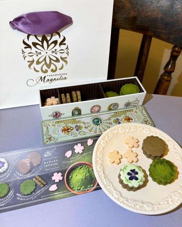綠寶石緣結茶香 MAGNOLIA 宝塚三色堇 小花餅乾 鑽石餅乾 寶石盒 伴手禮 美寶塚 MAGNOLIA,宝塚三色堇,小花餅乾,鑽石餅乾,紅寶石盒,伴手禮,美寶塚,兔瑪星日本選物店