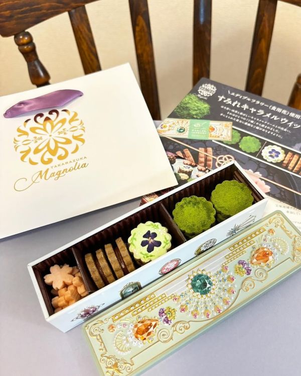 綠寶石緣結茶香 MAGNOLIA 宝塚三色堇 小花餅乾 鑽石餅乾 寶石盒 伴手禮 美寶塚 MAGNOLIA,宝塚三色堇,小花餅乾,鑽石餅乾,紅寶石盒,伴手禮,美寶塚,兔瑪星日本選物店