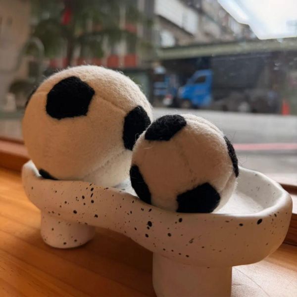 【阿貴養了一隻牛 x 喜翻】羊毛氈足球 兩種尺寸｜天然嗅聞 紐西蘭羊毛 羊毛氈狗玩具,羊毛狗玩具,天然狗玩具,嗅聞狗玩具,狗狗嗅聞玩具,寵物互動玩具,狗狗紓壓玩具,狗狗放電玩具,狗狗啃咬玩具,天然寵物玩具,手作狗玩具,小型犬玩具推薦,寵物療癒玩具,羊毛足球玩具