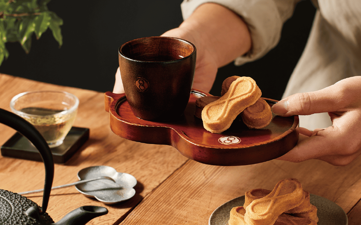 咬下一口 8 字鳳梨酥,你便能感受到金鑽鳳梨的酸甜與酥皮的層次,在味道之外,也能讀到豐原的文化脈絡。