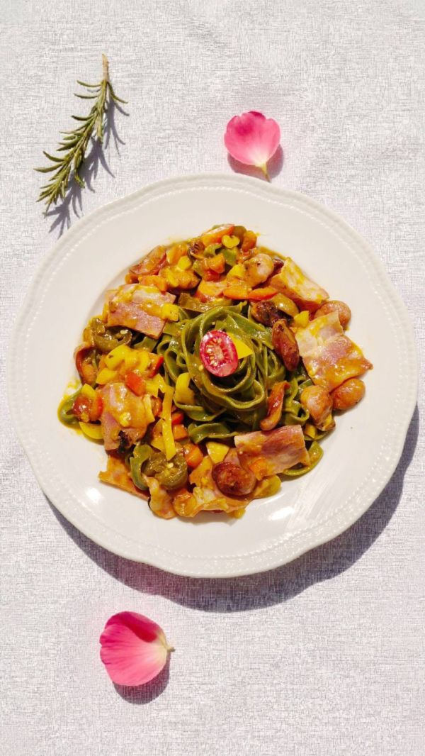 培根臘腸蔬菜義大利麵 