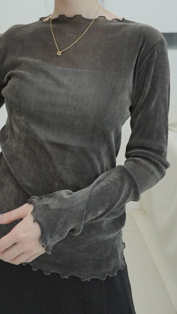 (現貨)韓國製-柔霧絨面透膚木耳邊上衣（灰黑） 