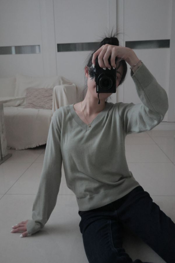 (現貨)韓國製-絲綢羊毛優雅V領針織上衣（灰綠） 