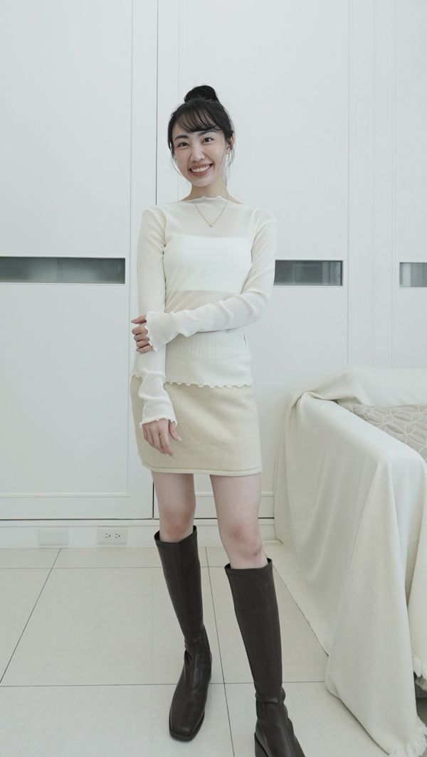 (現貨)韓國製-柔霧絨面透膚木耳邊上衣（白） 