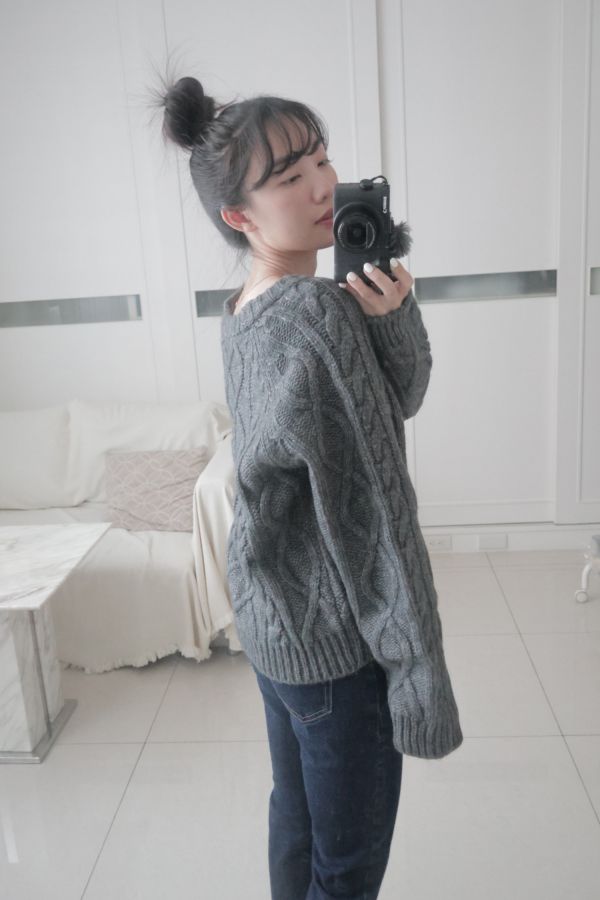 (現貨)韓國製-木紋釦羊駝毛Ｖ領麻花針織外套（質感灰） 