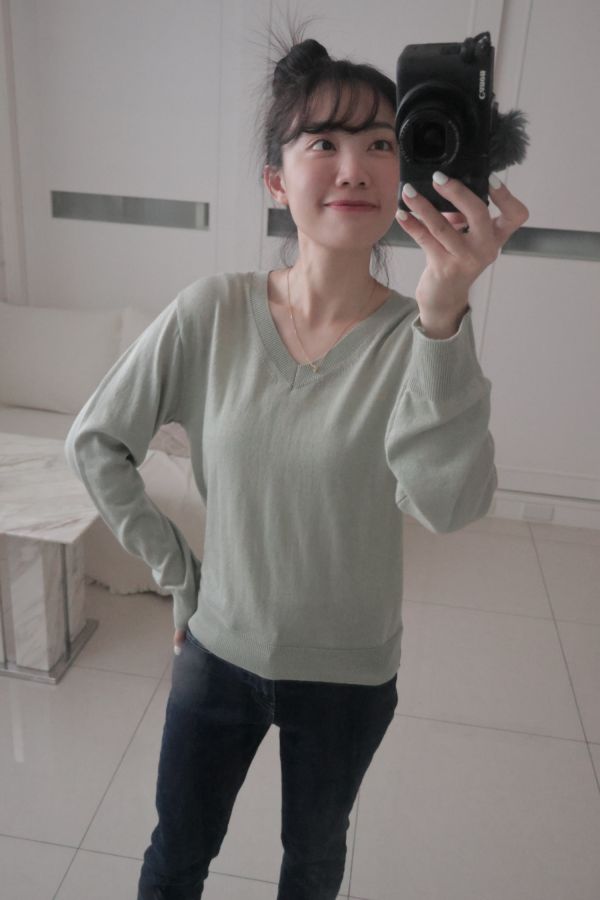 (現貨)韓國製-絲綢羊毛優雅V領針織上衣（灰綠） 