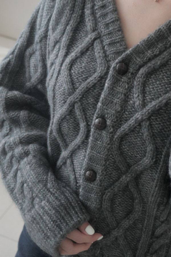 (現貨)韓國製-木紋釦羊駝毛Ｖ領麻花針織外套（質感灰） 