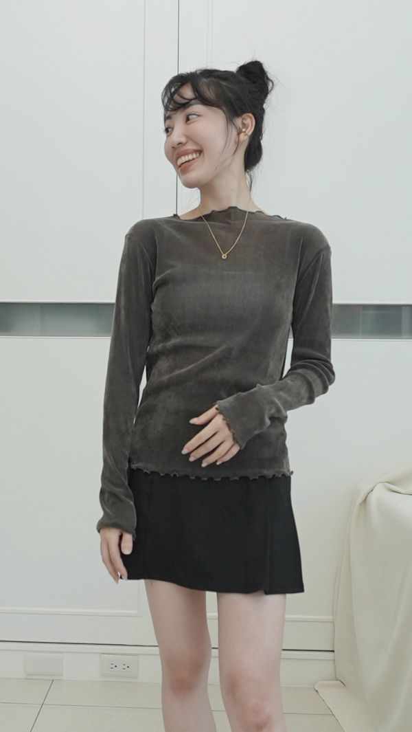 (現貨)韓國製-柔霧絨面透膚木耳邊上衣（灰黑） 