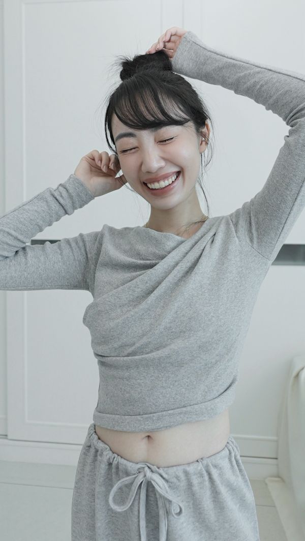 (現貨)韓國製-氣質扭轉長袖上衣（淺灰） 