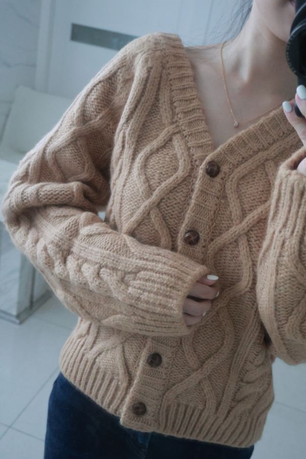 (現貨)韓國製-木紋釦羊駝毛Ｖ領麻花針織外套（焦糖餅乾） 