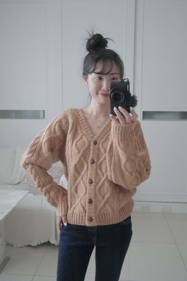 (現貨)韓國製-木紋釦羊駝毛Ｖ領麻花針織外套（焦糖餅乾） 