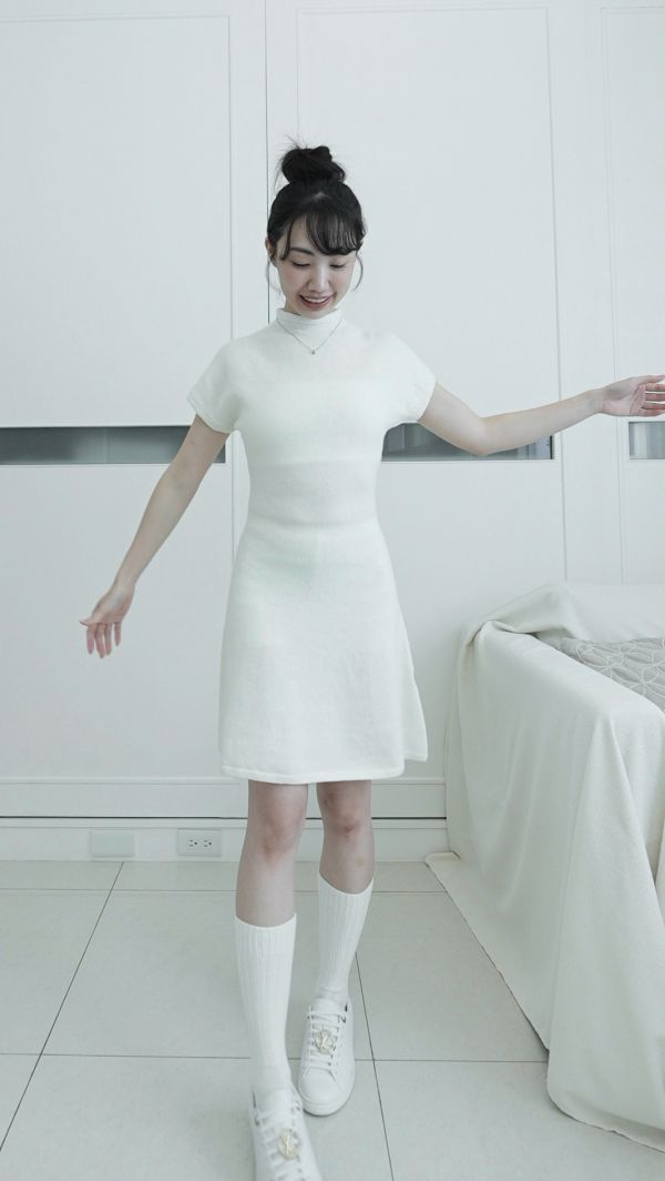 (現貨)韓國製-高級剪裁羊毛微高領洋裝（白） 